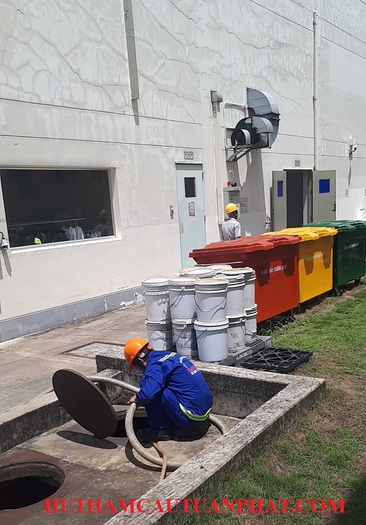 Hút hầm cầu tại Cụm CN Chế biến gỗ Khánh Bình